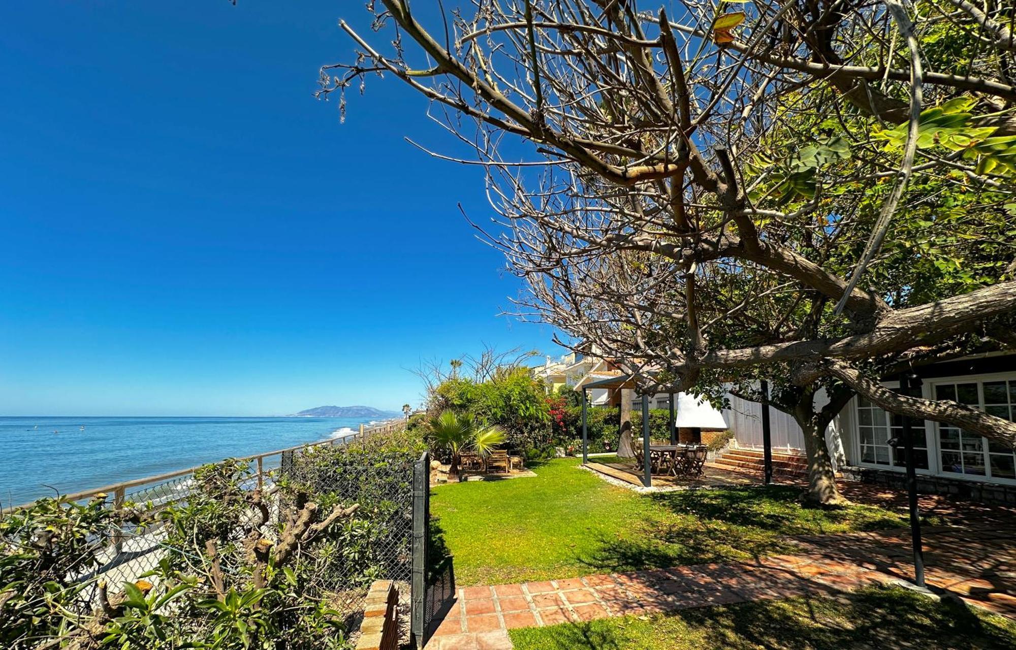 Villa Alboran Beachfront 9Pax Torre de Benagalbon Exteriör bild