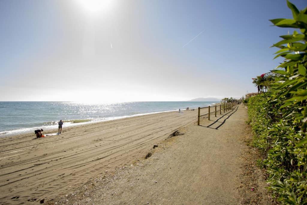 Villa Alboran Beachfront 9Pax Torre de Benagalbon Exteriör bild